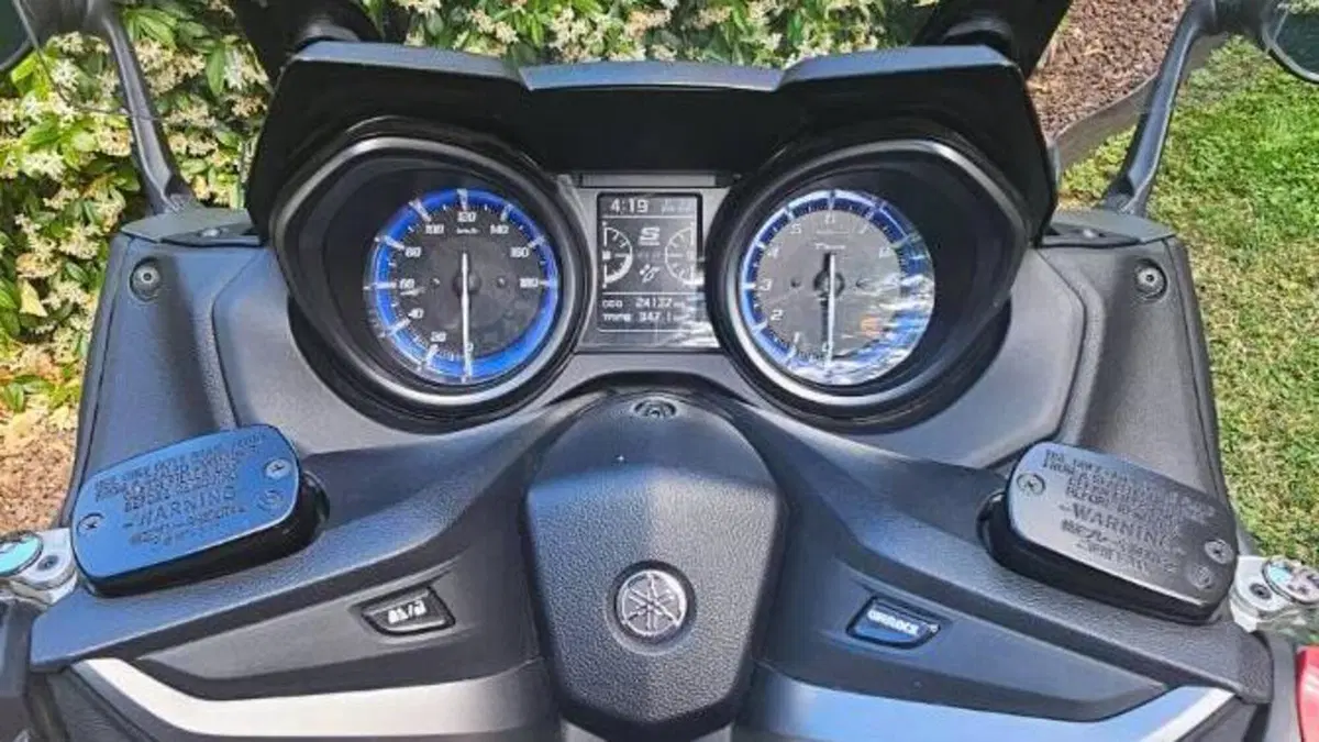 Yamaha T-Max 560 Tech Max (2021)  (2)