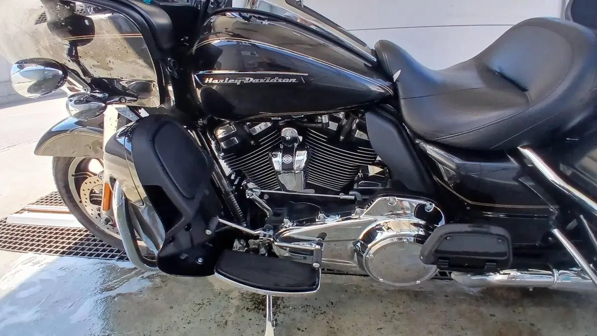 Harley-Davidson 107 Road Glide Ultra (2017 - 18) - FLTRU  (2)