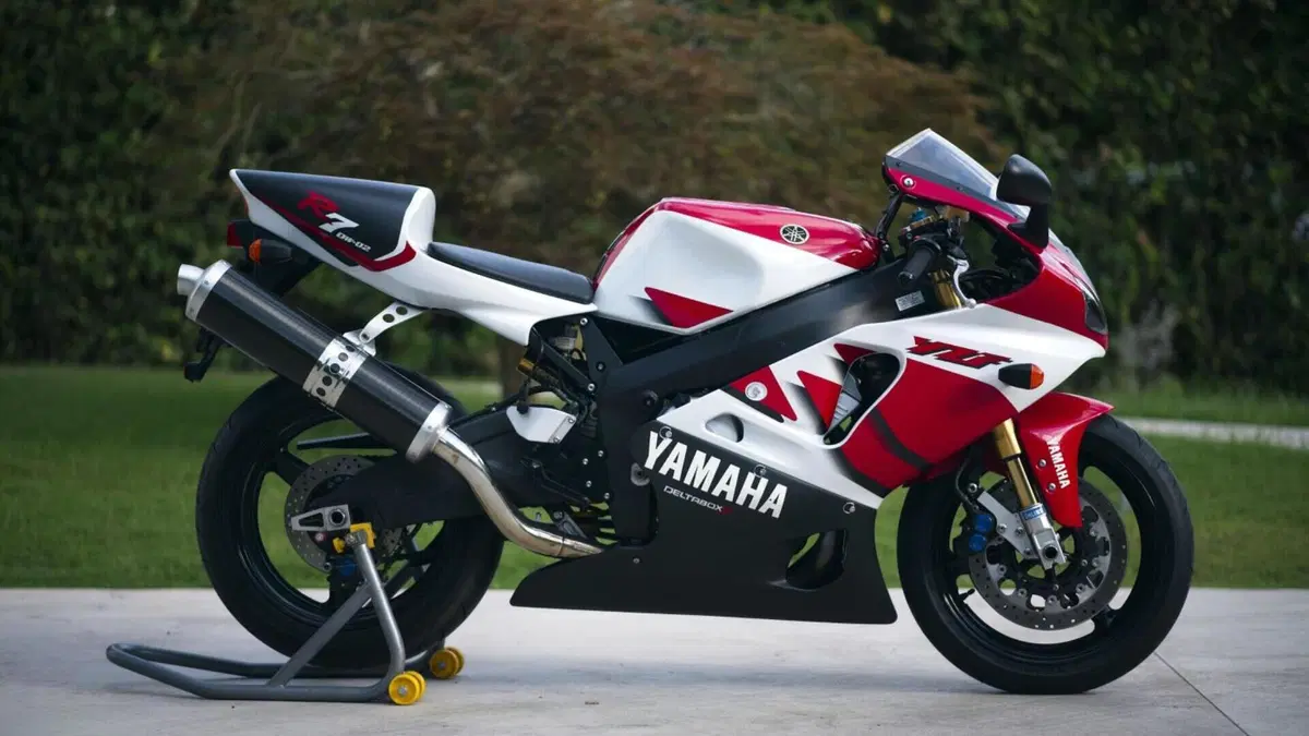 Yamaha YZF 750 R7  (4)