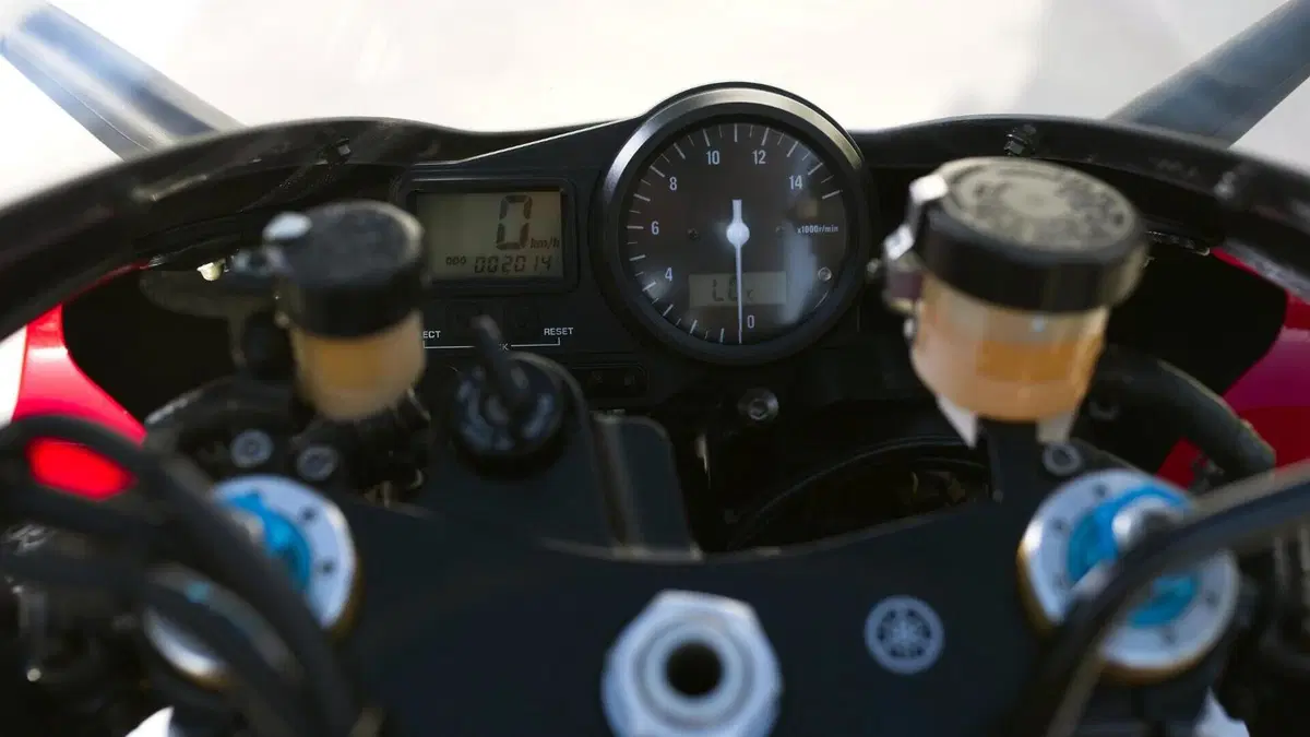 Yamaha YZF 750 R7  (5)