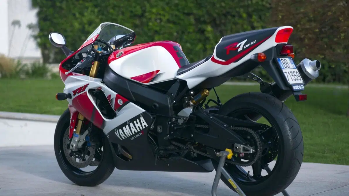 Yamaha YZF 750 R7  (6)