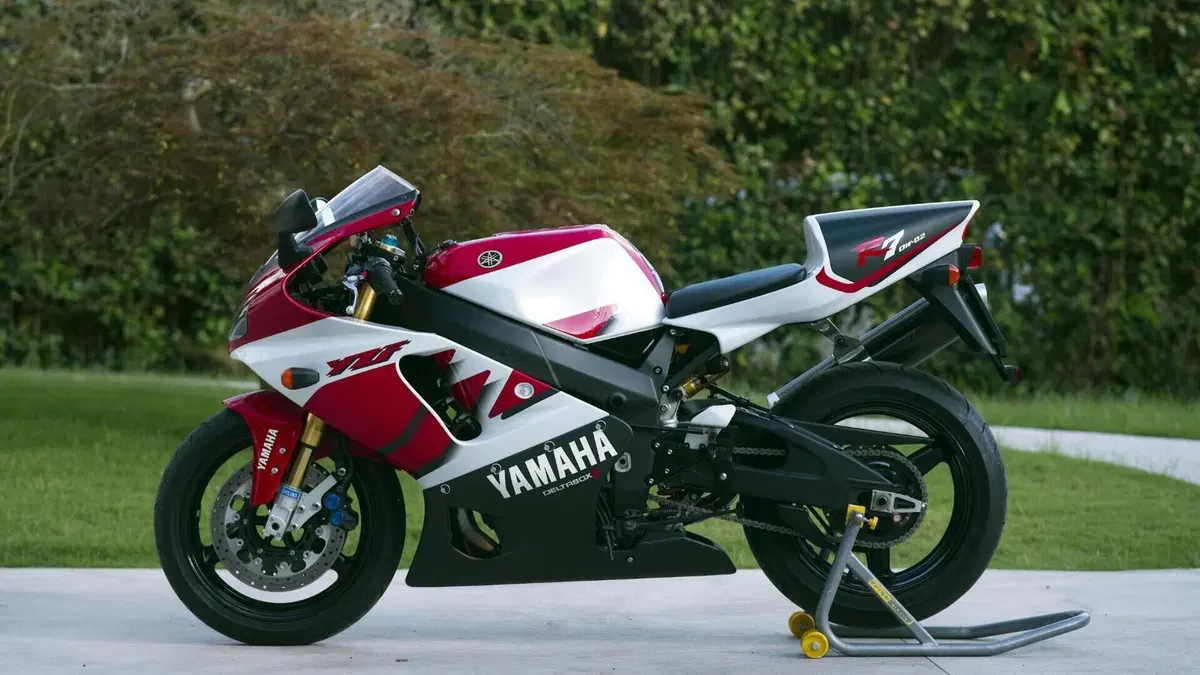 Yamaha YZF 750 R7  (3)