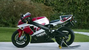 Yamaha YZF 750 R7  (3)