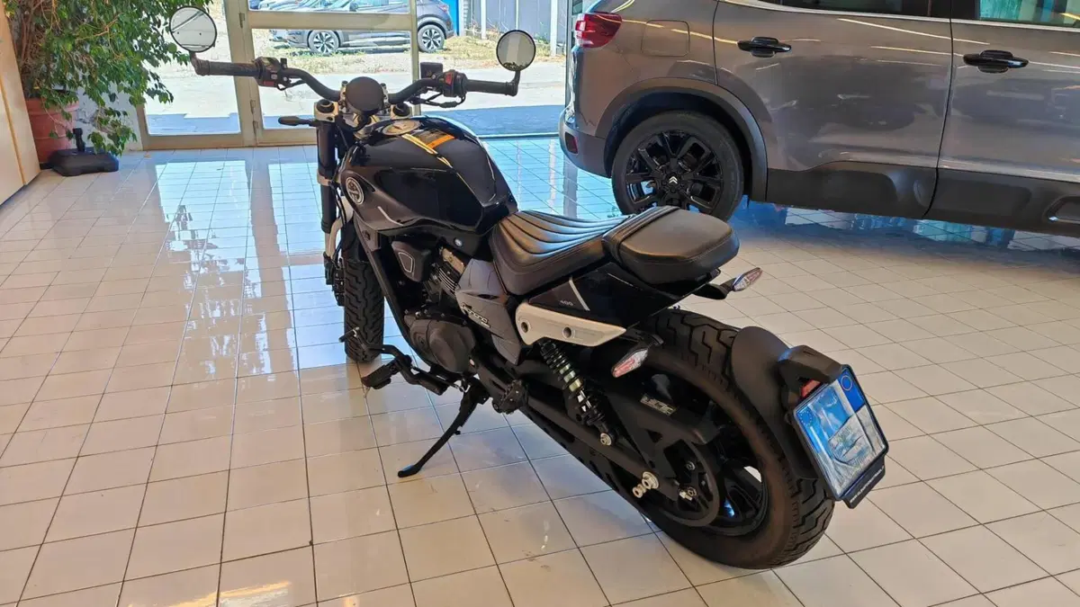 Benelli Leoncino 400 Bobber (2026)  (5)