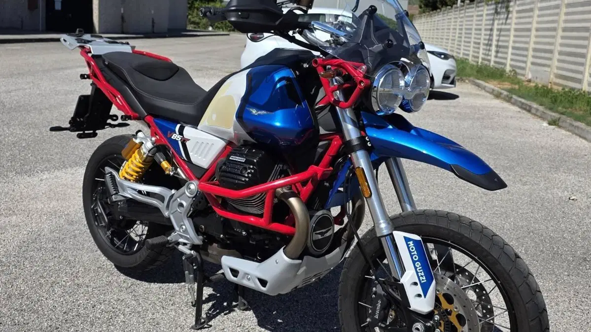 Moto Guzzi V85 TT Evocative Graphics (2021 - 23) 