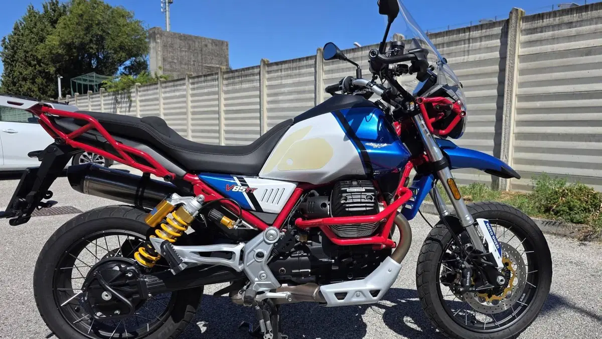 Moto Guzzi V85 TT Evocative Graphics (2021 - 23)  (3)