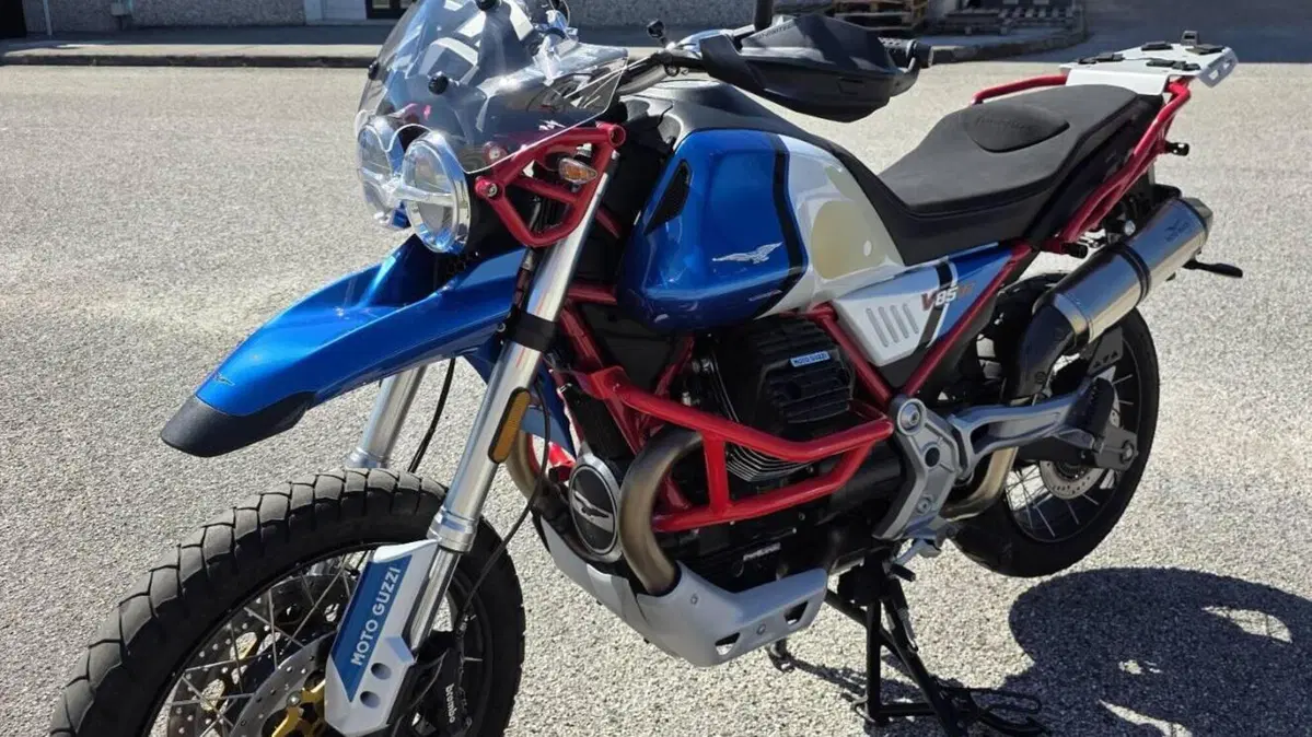 Moto Guzzi V85 TT Evocative Graphics (2021 - 23)  (6)