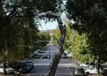 Svelata a Milano "Le Pieghe", la scultura ispirata a Luca Salvadori [VIDEO]