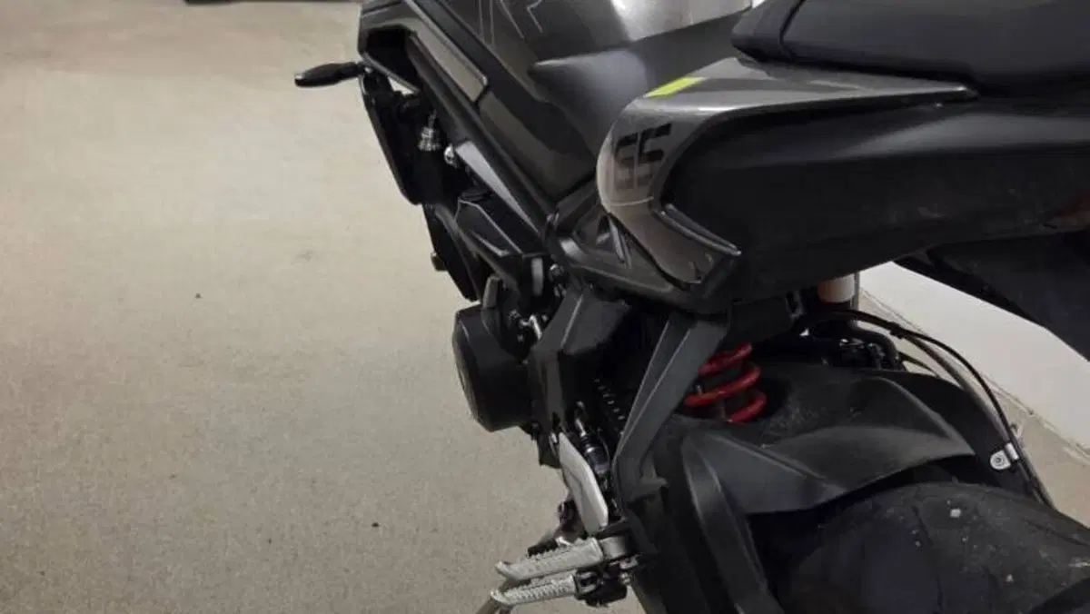 Triumph Street Triple 765 R (2023 - 26)  (3)