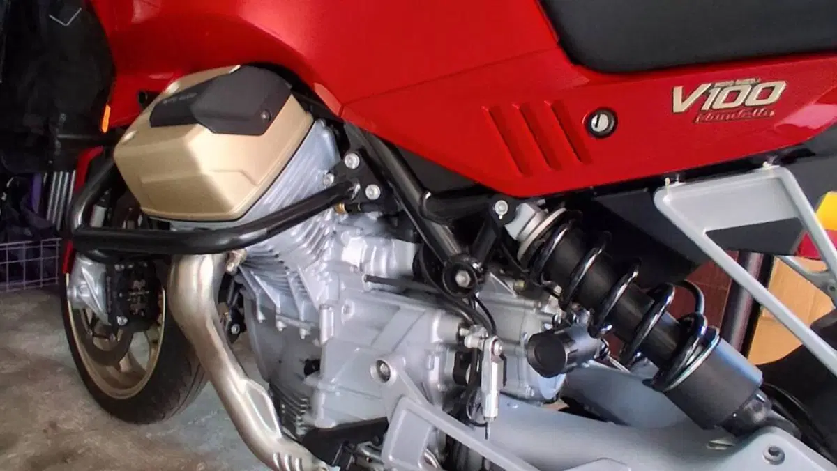 Moto Guzzi V100 Mandello (2022 - 24)  (3)