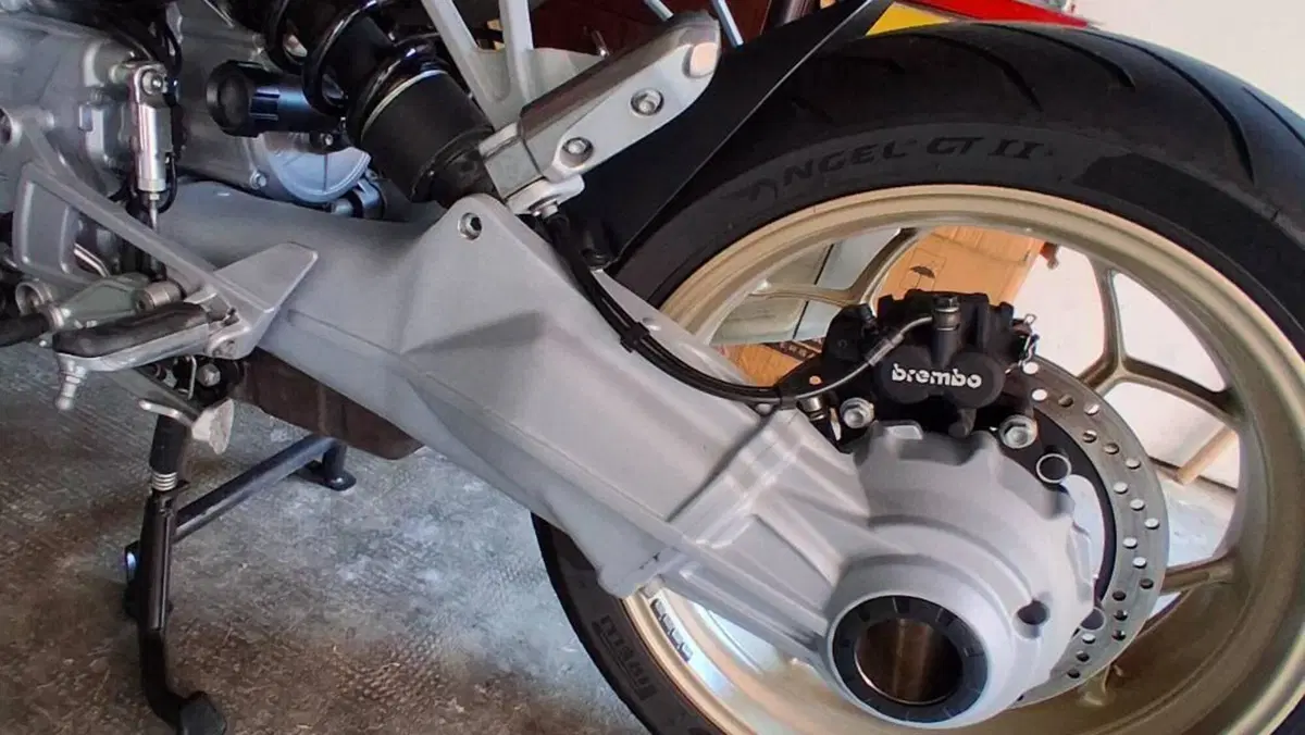 Moto Guzzi V100 Mandello (2022 - 24)  (4)