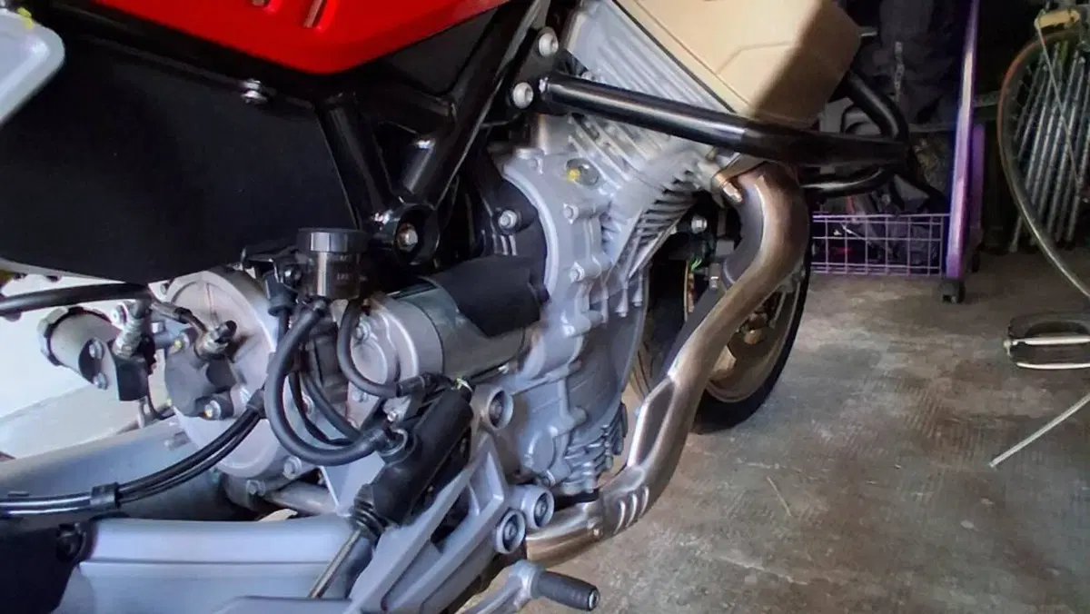 Moto Guzzi V100 Mandello (2022 - 24)  (6)