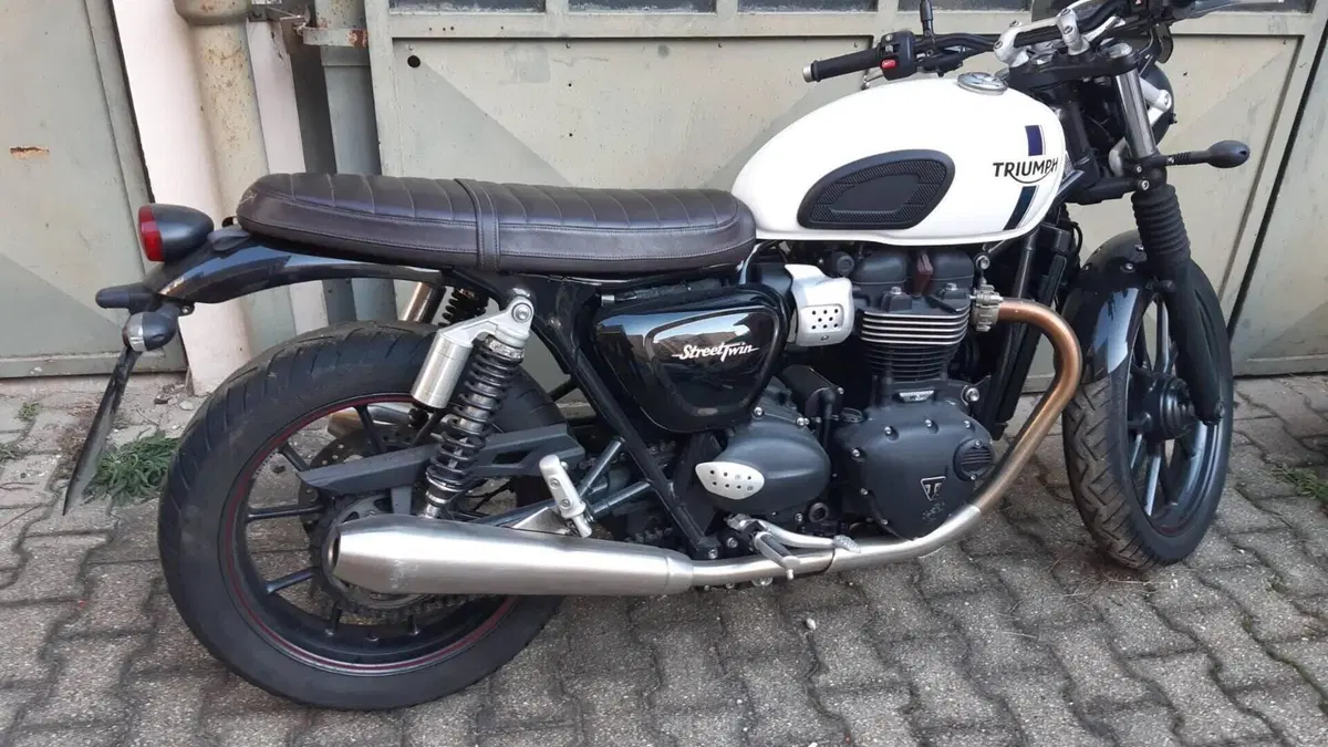 Triumph Street Twin 900 (2021 - 22)  (2)