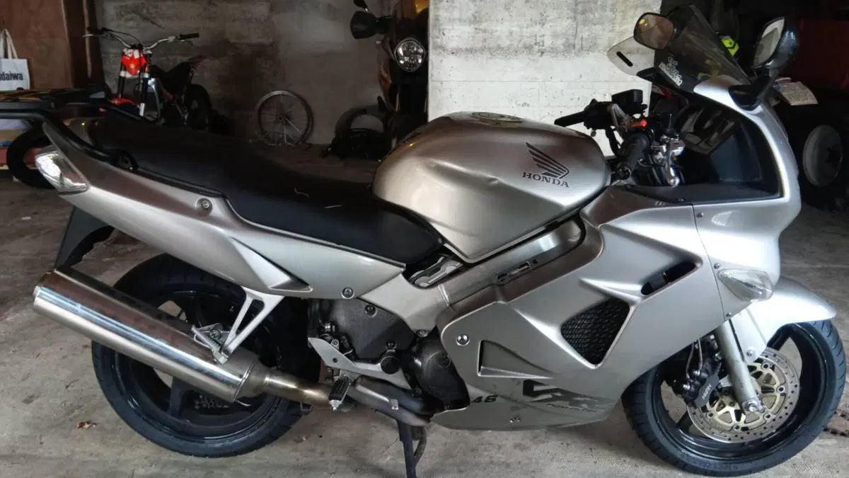 Honda VFR 800 (1998 - 01)  (2)