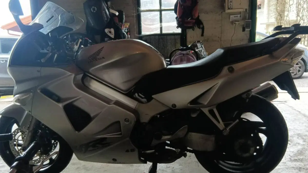 Honda VFR 800 (1998 - 01)  (3)