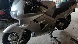 Honda VFR 800 (1998 - 01)  (8)