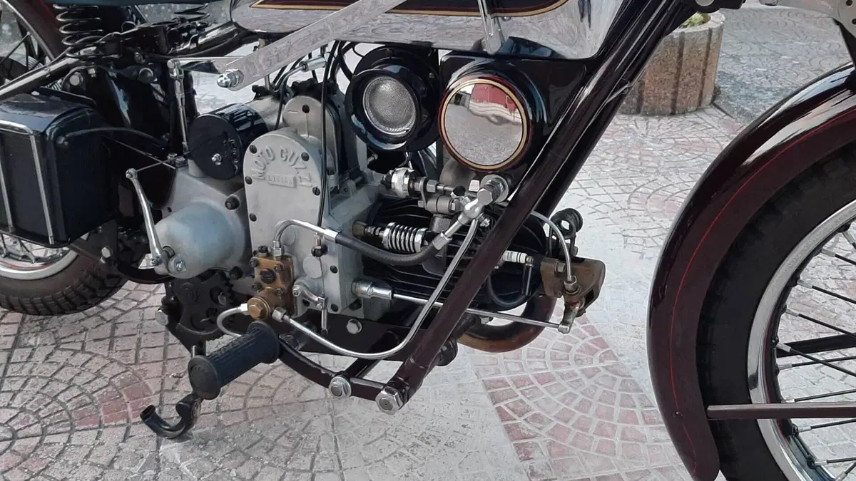Moto Guzzi   (9)