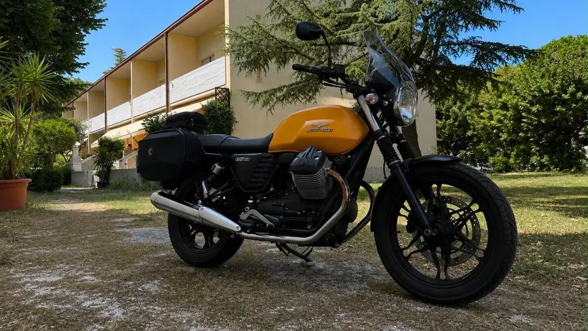 Moto Guzzi V7 II Stone (2015 - 17)  (2)