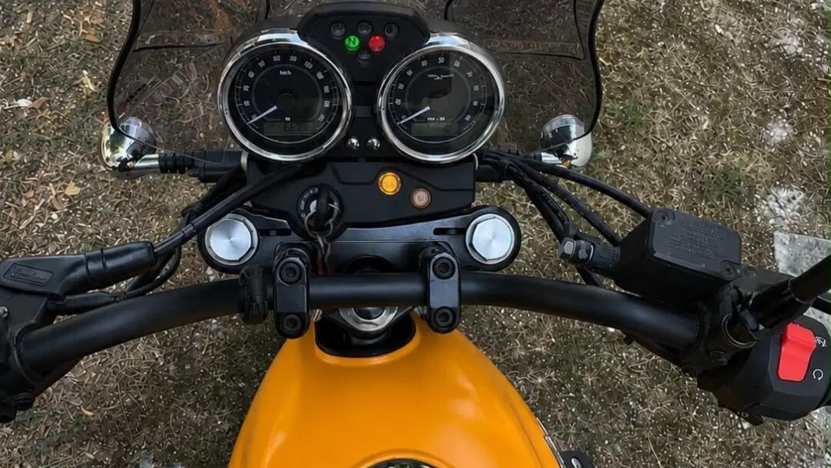Moto Guzzi V7 II Stone (2015 - 17)  (3)