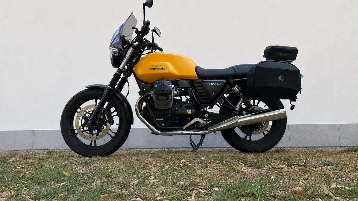 Moto Guzzi V7 II Stone (2015 - 17)  (5)