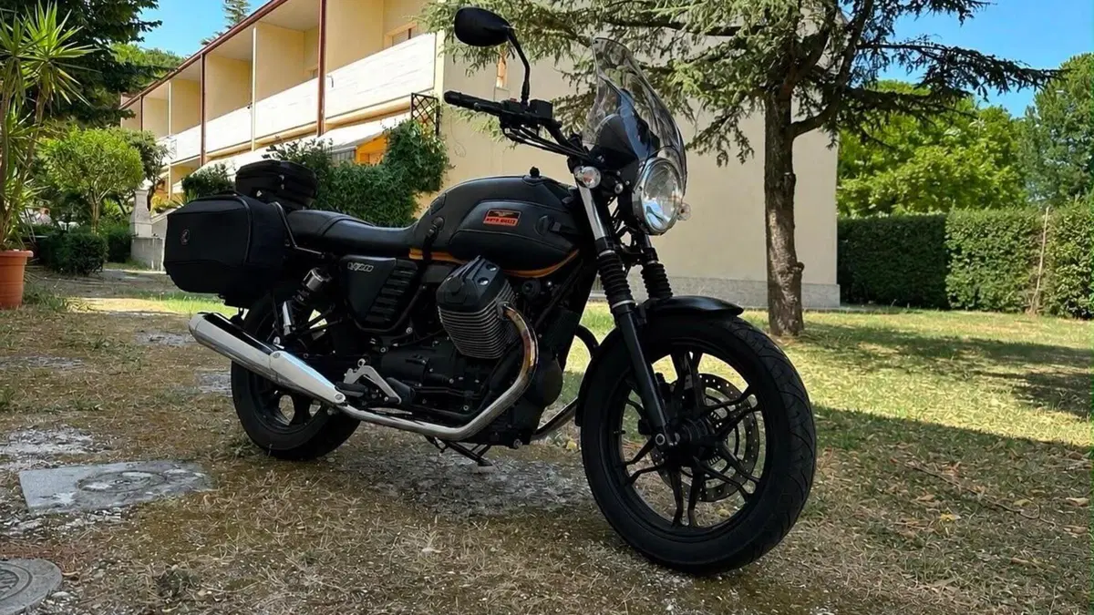Moto Guzzi V7 II Stone (2015 - 17)  (6)