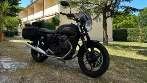 Moto Guzzi V7 II Stone (2015 - 17)  (6)