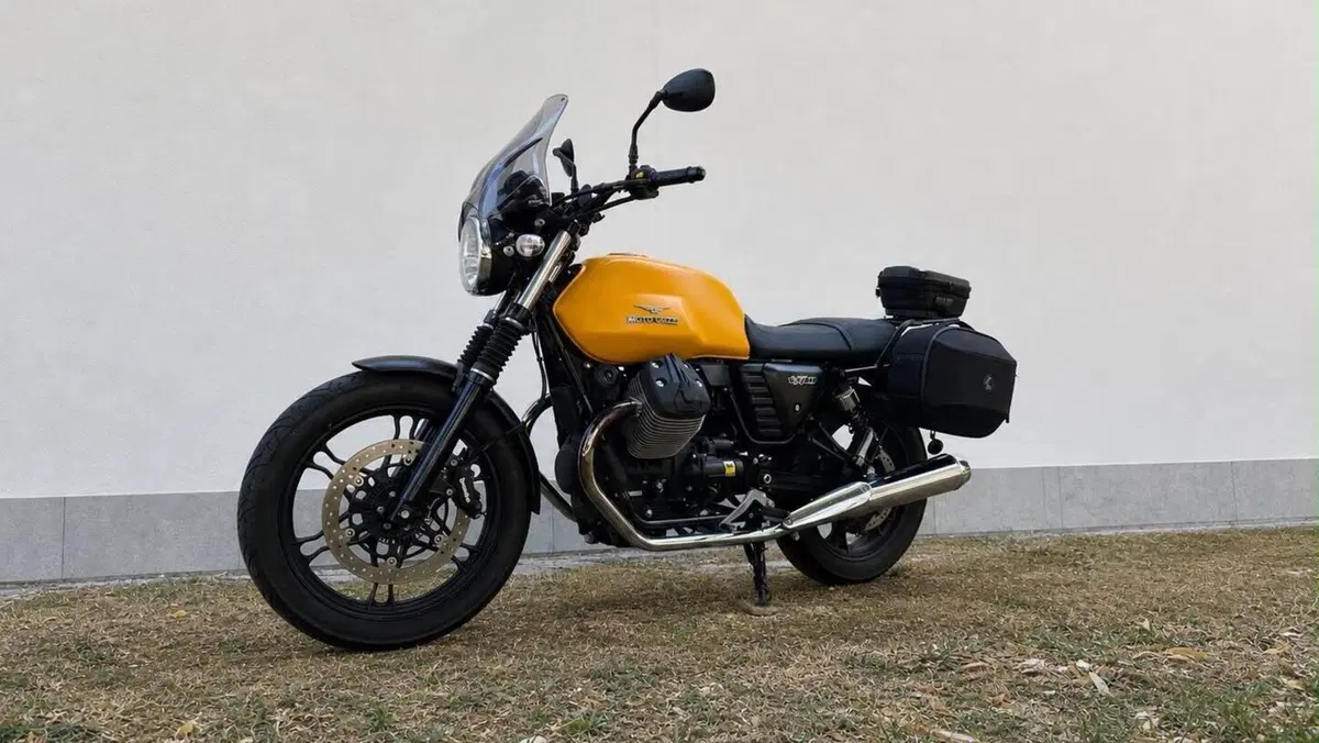 Moto Guzzi V7 II Stone (2015 - 17)  (7)