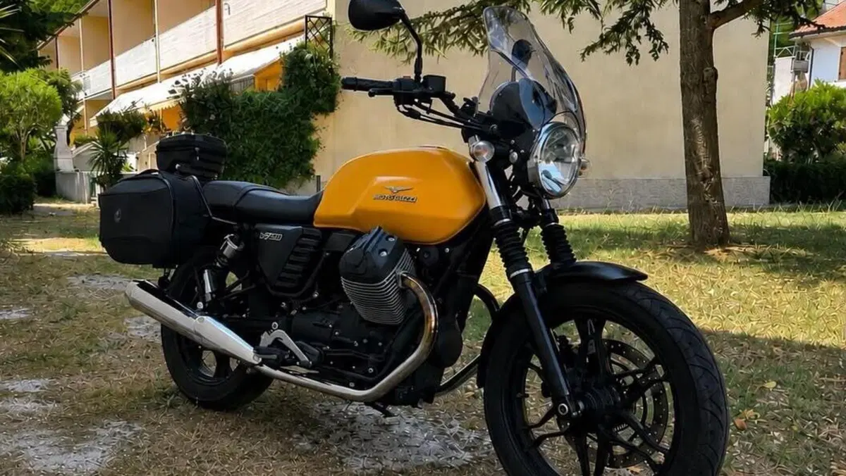 Moto Guzzi V7 II Stone (2015 - 17)  (8)