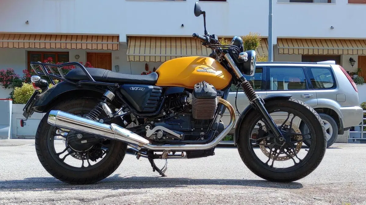 Moto Guzzi V7 II Stone (2015 - 17)  (9)