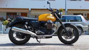 Moto Guzzi V7 II Stone (2015 - 17)  (9)