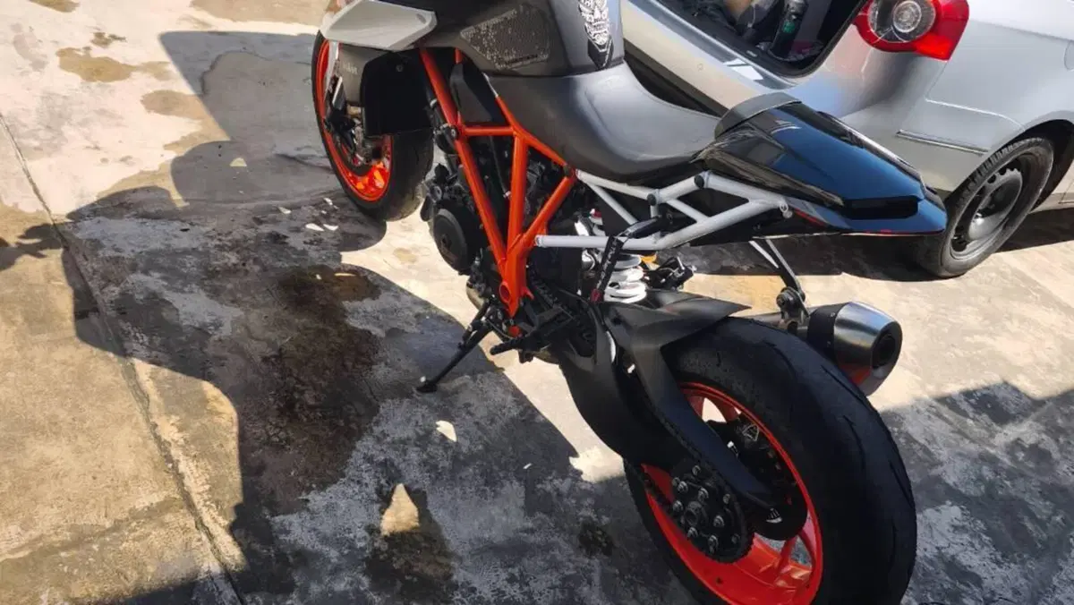 KTM 1290 Super Duke R (2020)  (3)