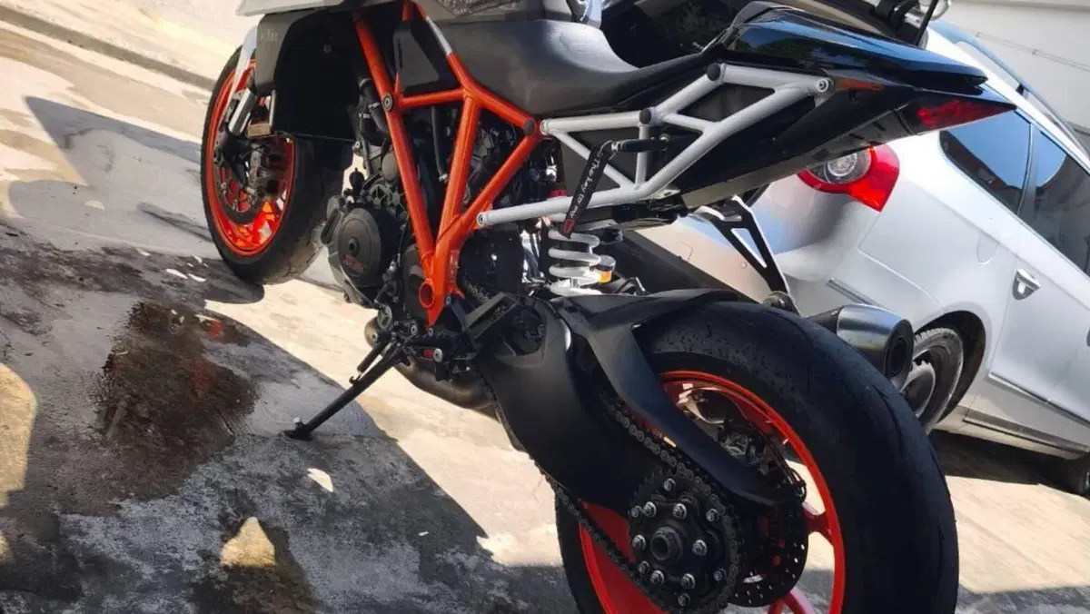 KTM 1290 Super Duke R (2020)  (4)
