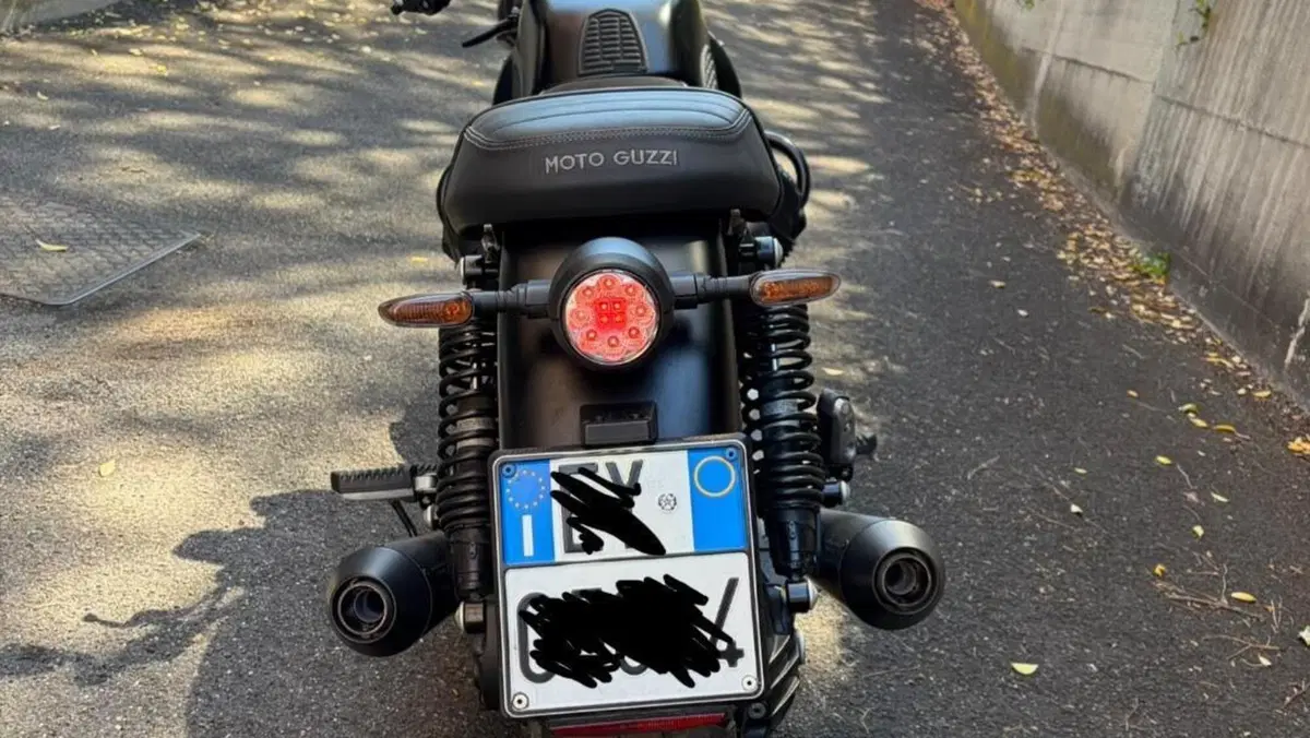 Moto Guzzi V7 Stone (2021 - 24)  (4)