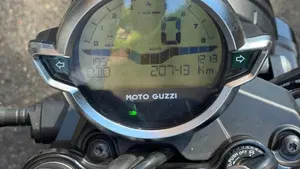 Moto Guzzi V7 Stone (2021 - 24)  (6)