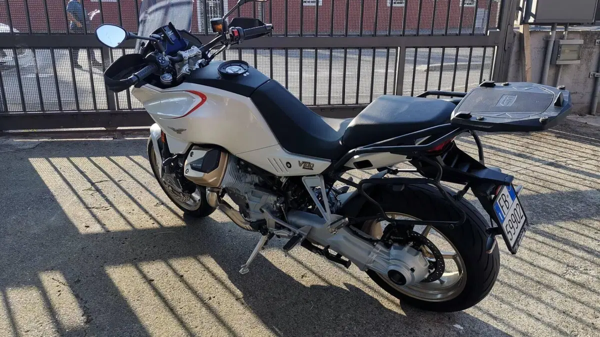 Moto Guzzi V100 Mandello (2022 - 24)  (2)