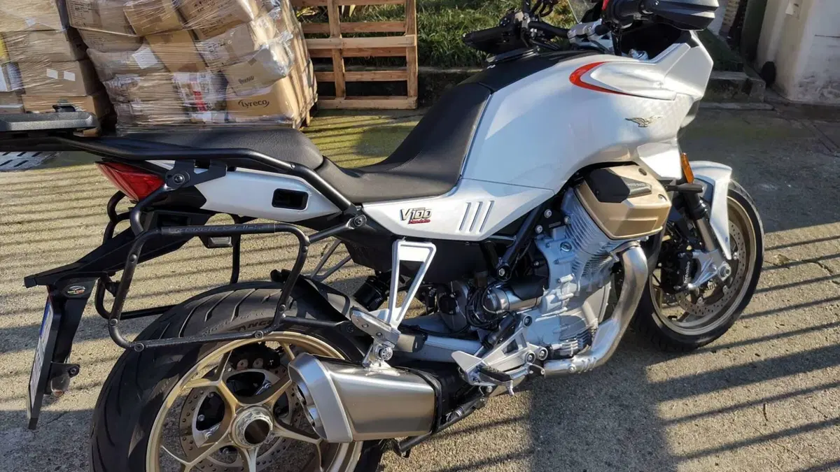 Moto Guzzi V100 Mandello (2022 - 24)  (3)