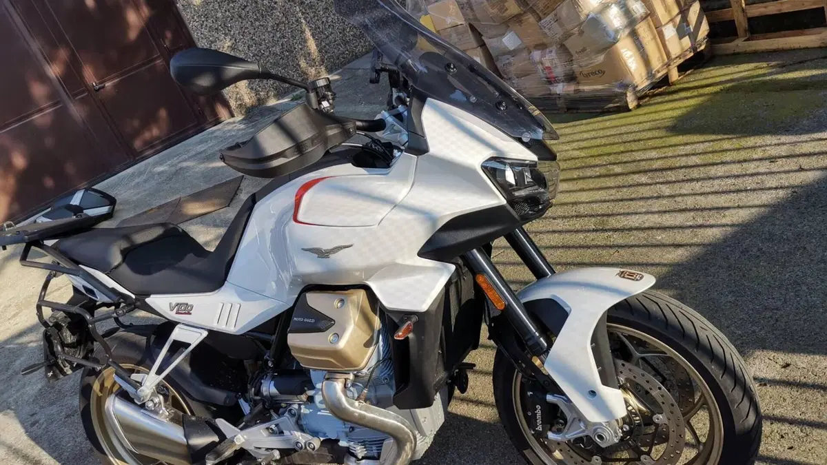 Moto Guzzi V100 Mandello (2022 - 24)  (4)