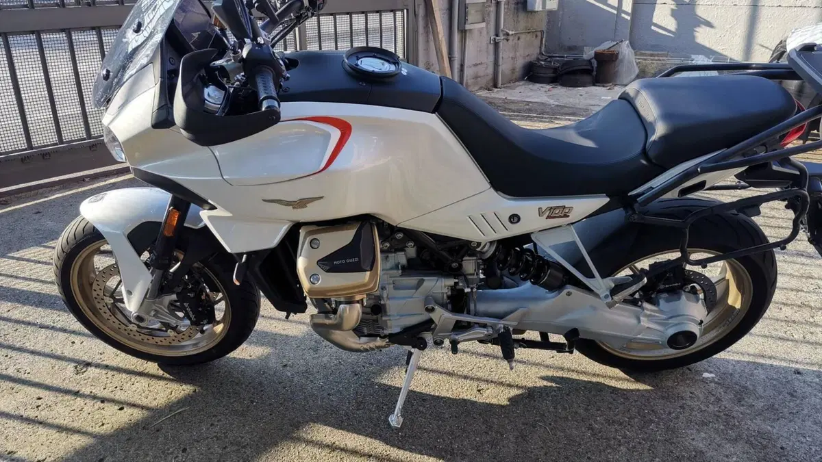 Moto Guzzi V100 Mandello (2022 - 24) 