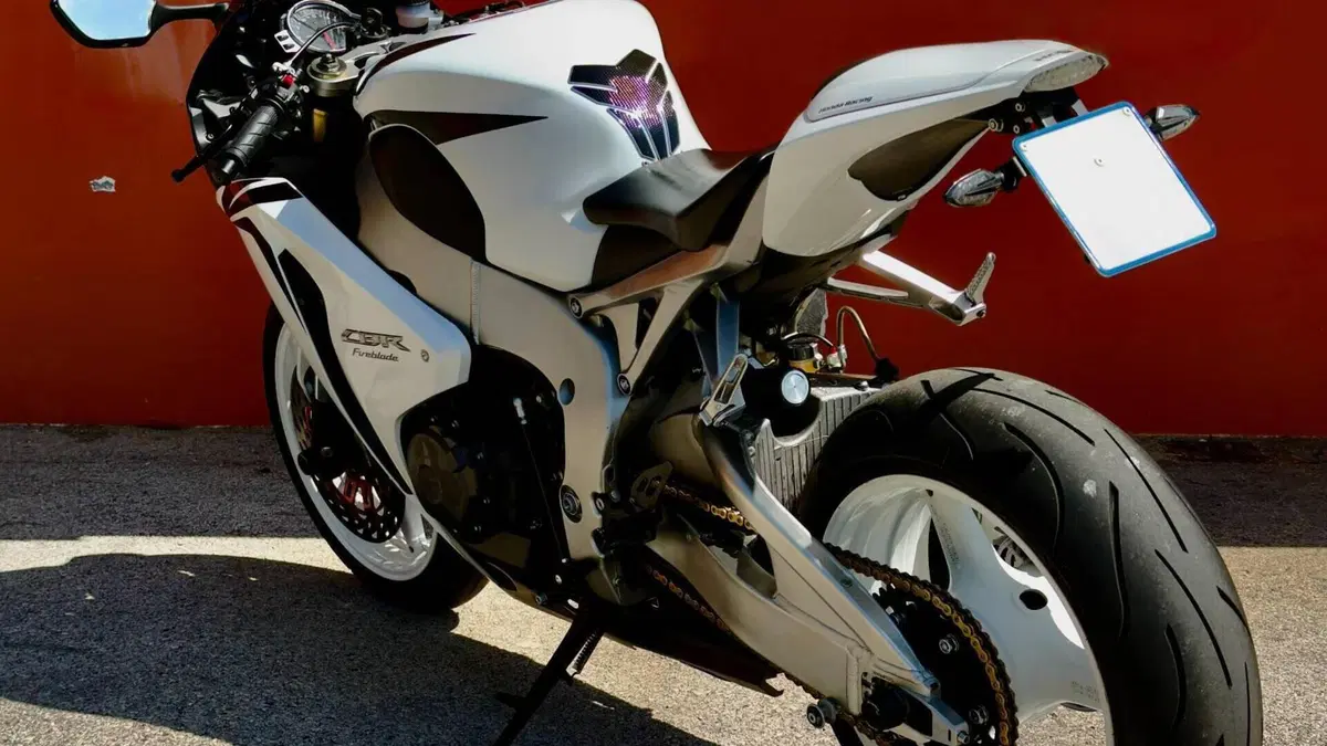 Honda CBR 1000 RR Fireblade (2008 - 11)  (4)