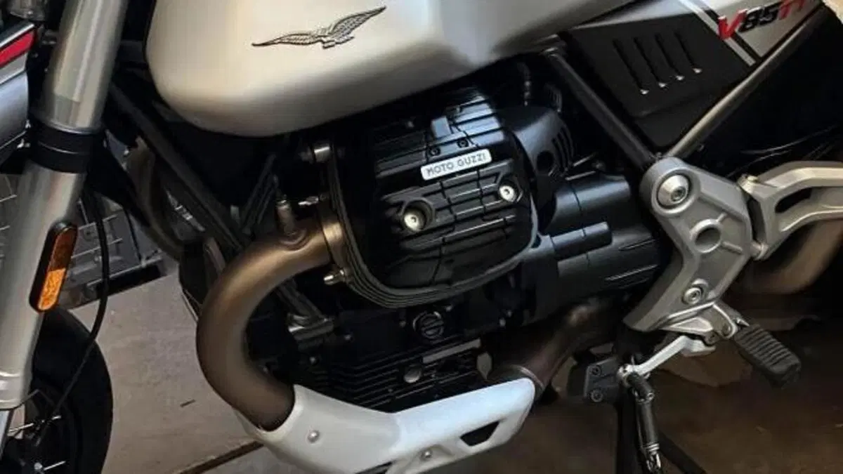 Moto Guzzi V85 TT Travel (2021 - 23)  (2)
