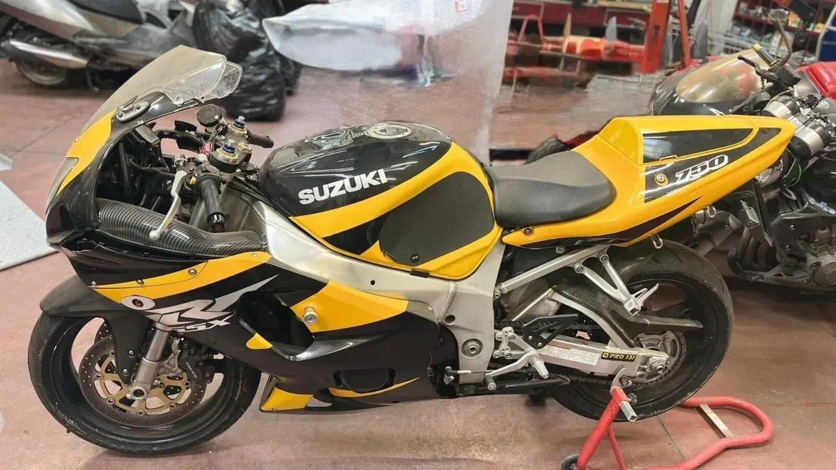 Suzuki GSX R 750 (1999 - 03)  (2)