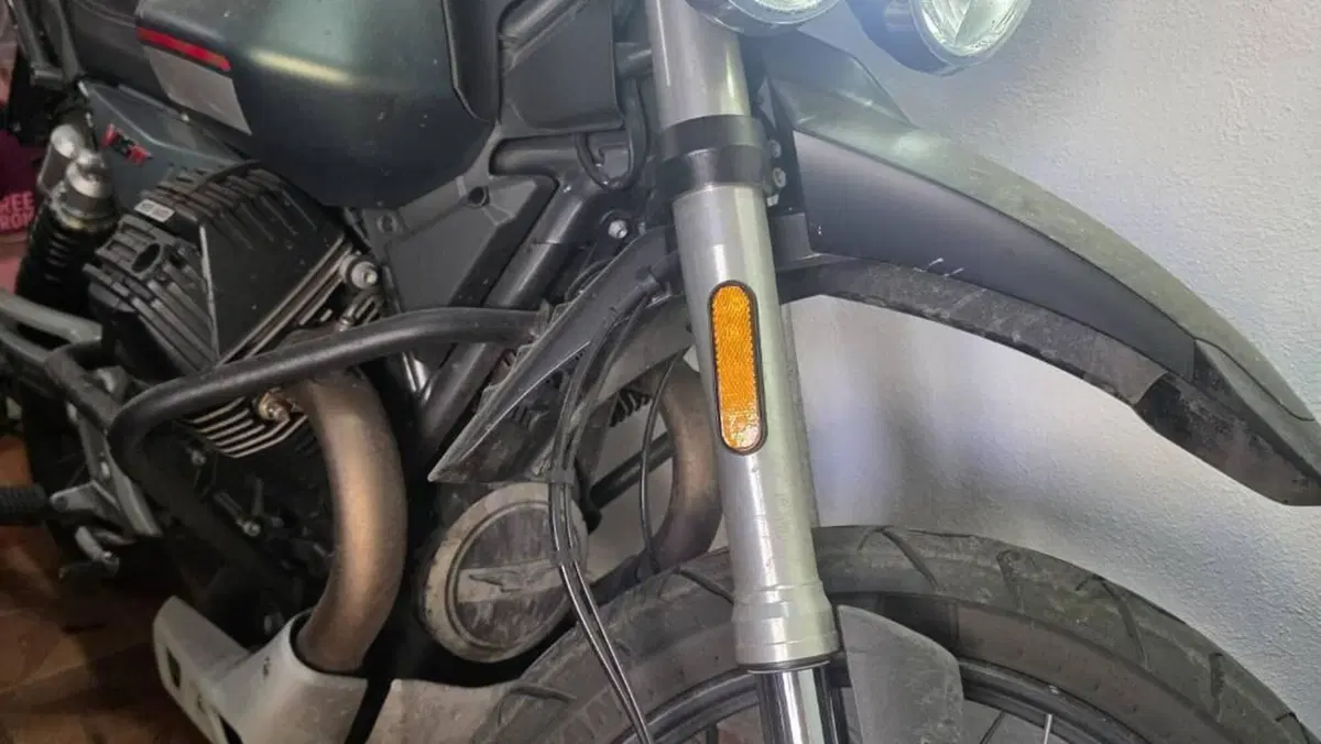 Moto Guzzi V85 TT (2021 - 23)  (2)
