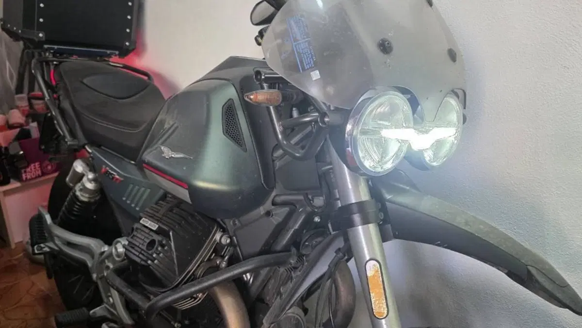 Moto Guzzi V85 TT (2021 - 23)  (7)