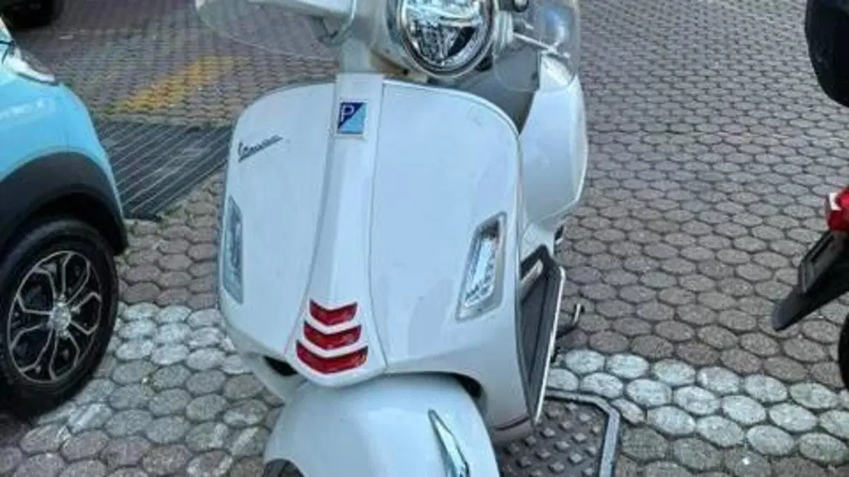 Vespa GTS 300 Hpe (2021 - 22)  (2)