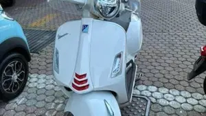 Vespa GTS 300 Hpe (2021 - 22)  (2)