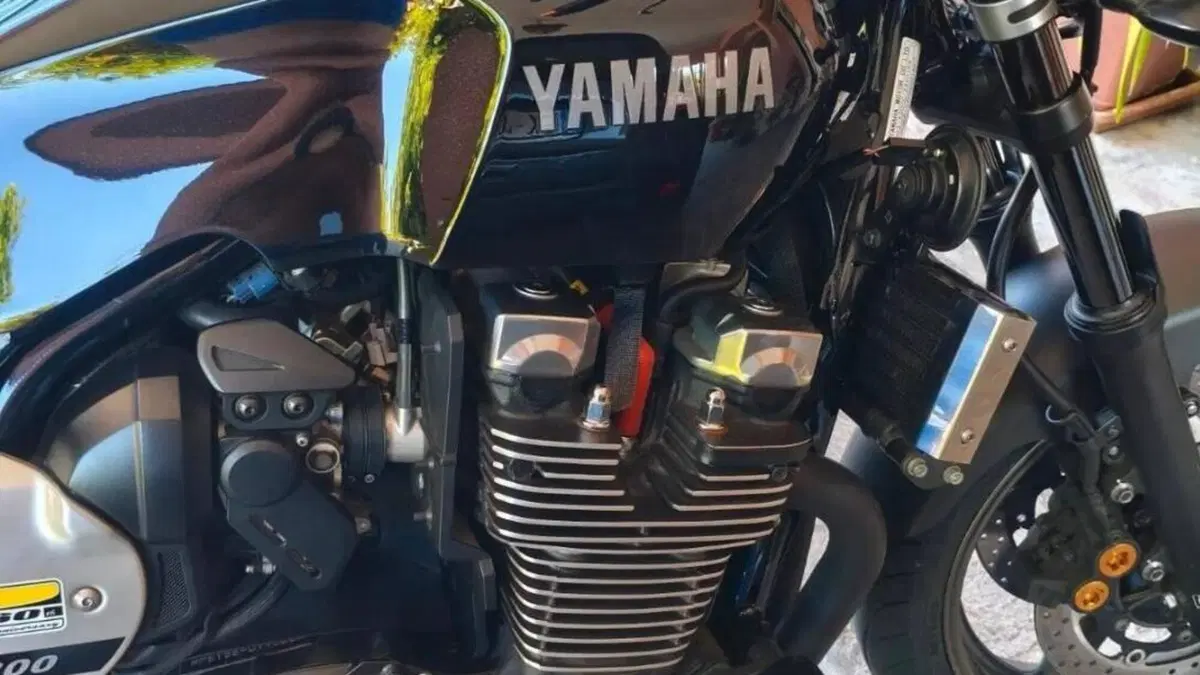 Yamaha XJR 1300 60th Anniversary (2015 - 16)  (5)