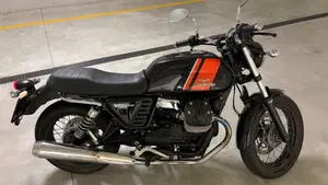 Moto Guzzi V7 II Special (2015 - 17)  (2)