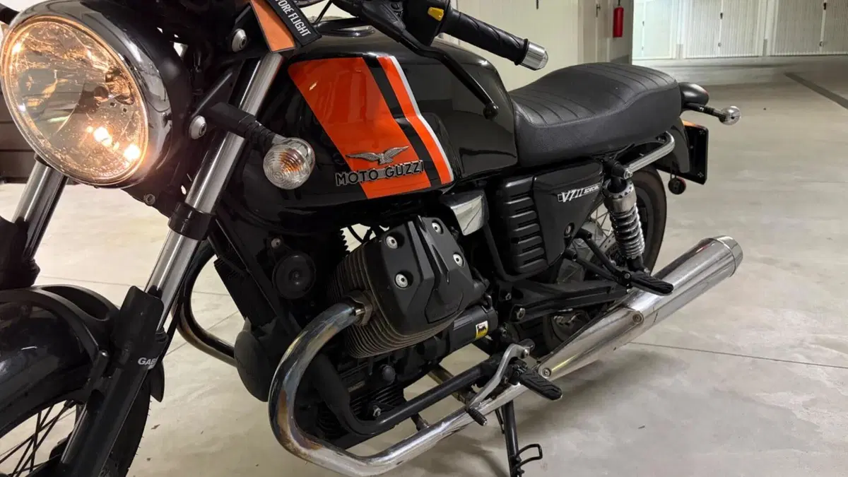 Moto Guzzi V7 II Special (2015 - 17)  (4)