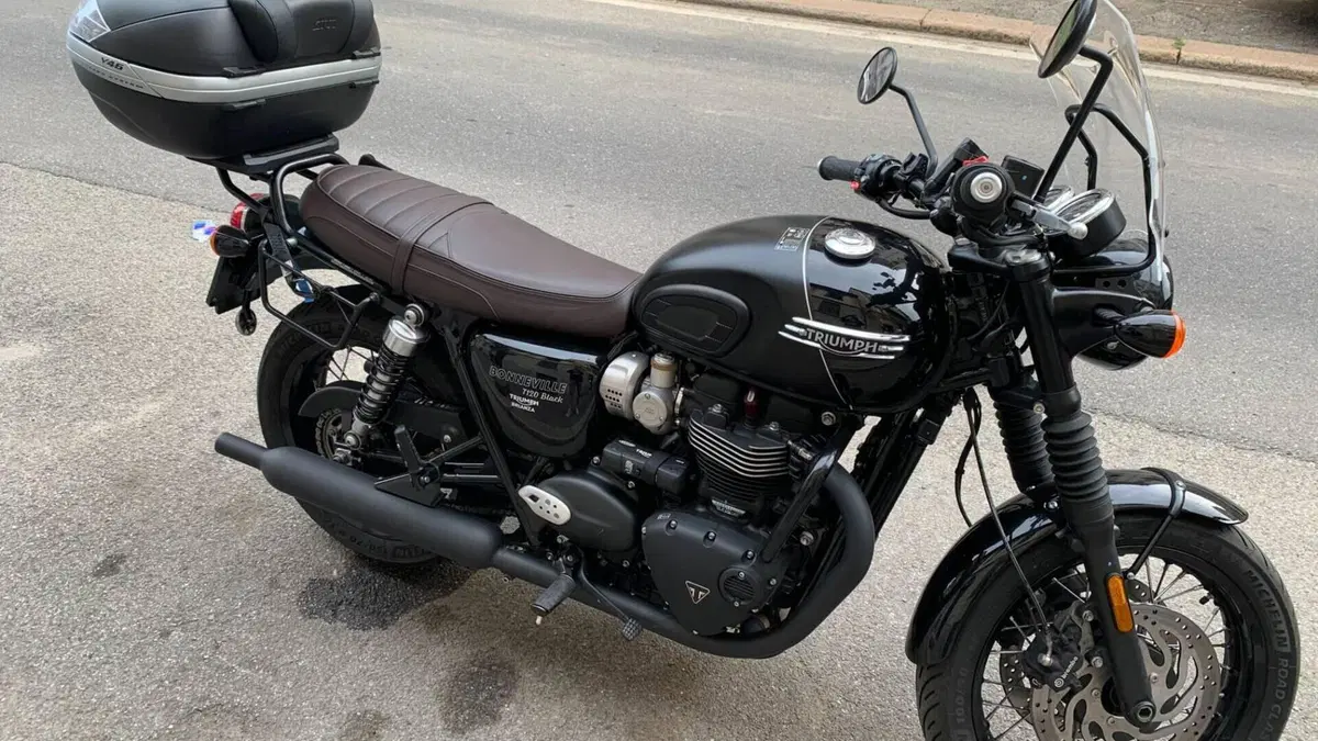 Triumph Bonneville T120 Black (2021 - 25)  (2)