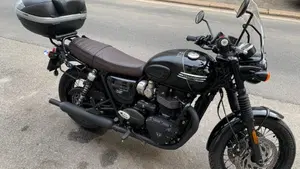 Triumph Bonneville T120 Black (2021 - 25)  (2)